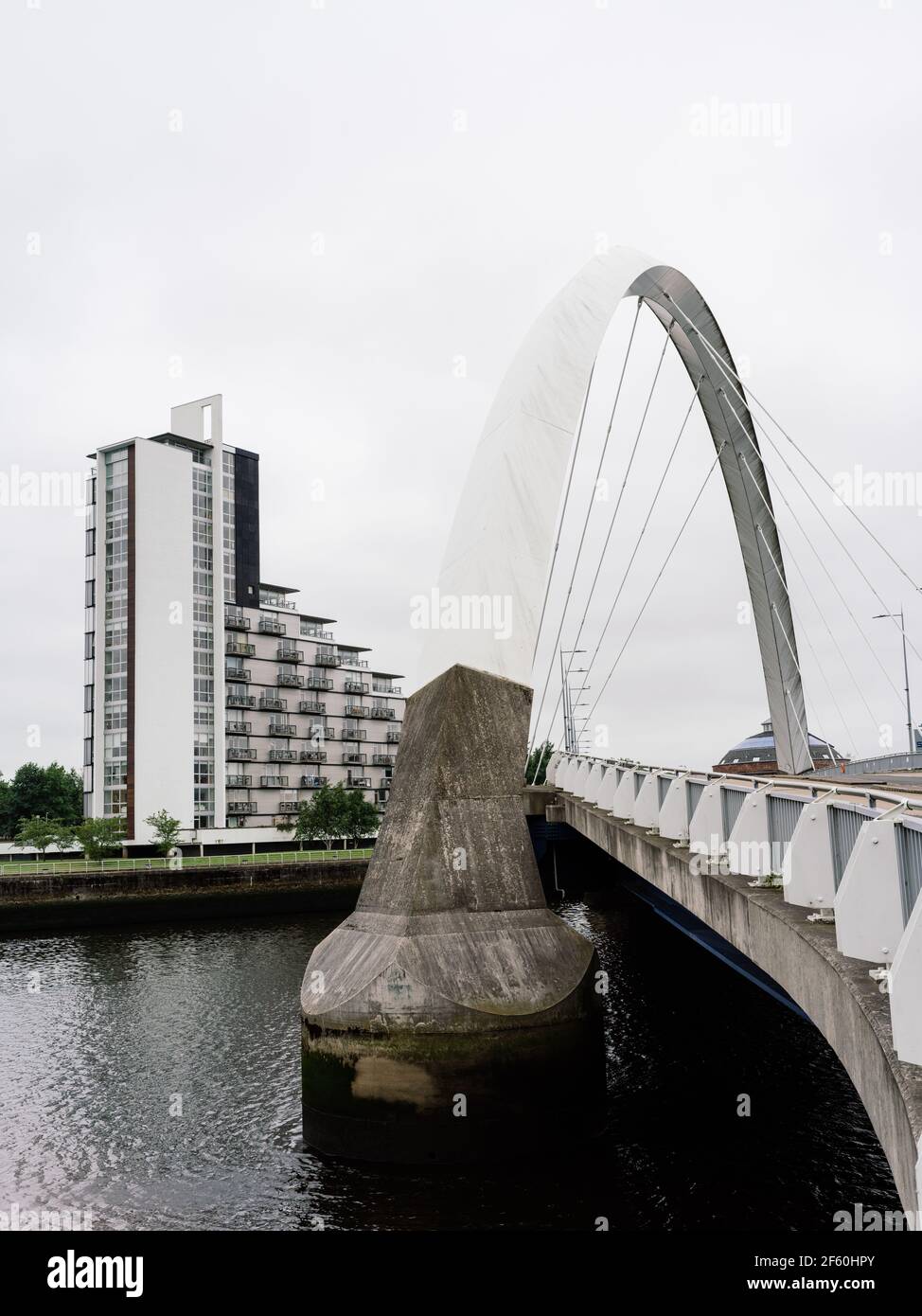 Blick nach Süden über den Fluss Clyde an einem bewölkten Tag mit dem weitläufigen Bogen der Squinty Bridge, Glasgow, Schottland, Großbritannien. Stockfoto