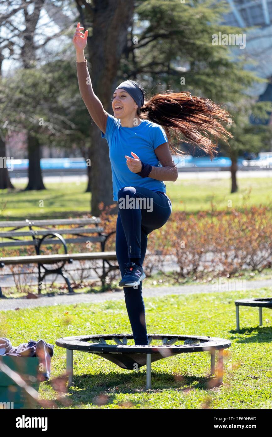 Eine attraktive Frau in einer urbanen Klasse in Queens, New York City. Stockfoto