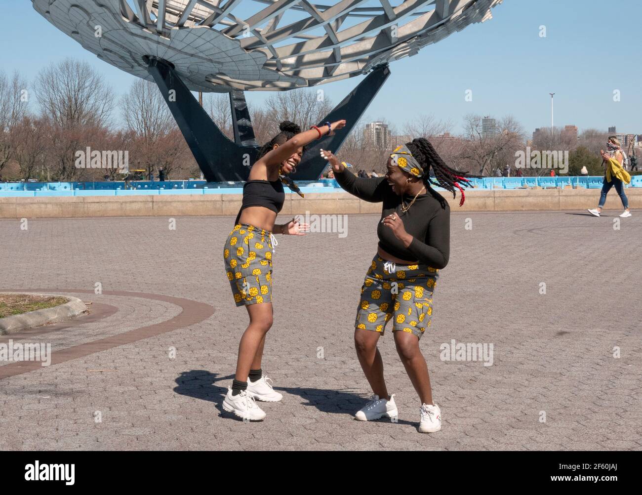 Schwestern aus Ghana nehmen Tanzroutinen in der Nähe von Unisphere im Flushing Meadows Corona Park in Queens, New York City, auf. Stockfoto