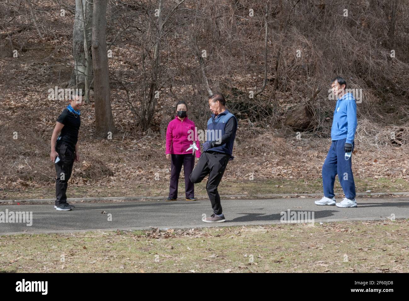 4 chinesische Amerikaner spielen Jianzi in einem Park in Queens, New York City. Stockfoto