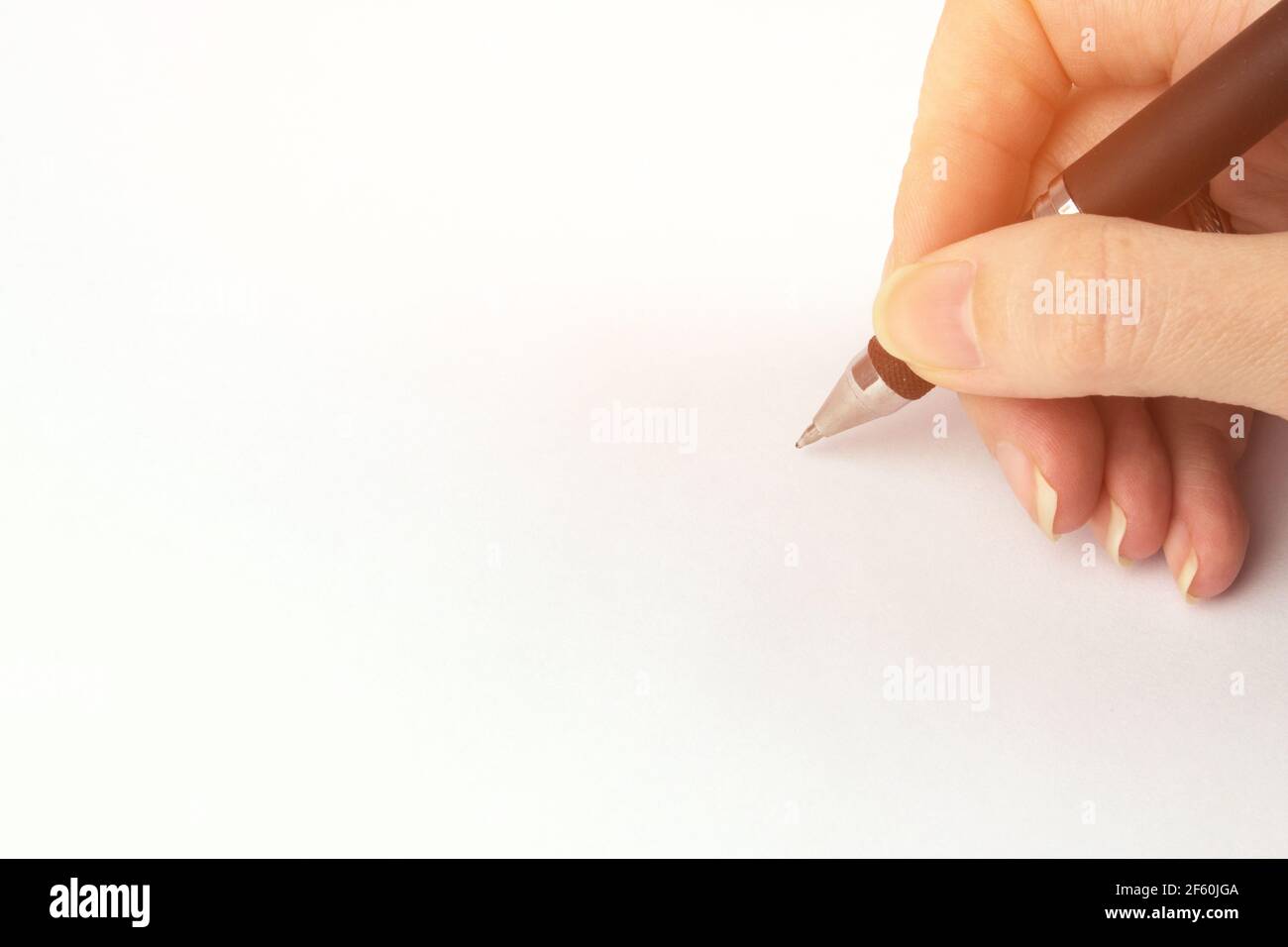 Beschnittene Hand Schrift Auf Weißem Hintergrund. Handmarkierung der Person auf der Checkliste Stockfoto