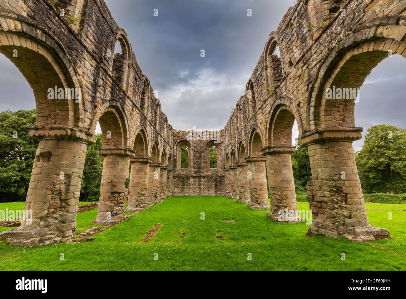 Die Steinsäulen des zerstörten Kirchenschiffs der Abtei Buildwas, Shropshire, England Stockfoto