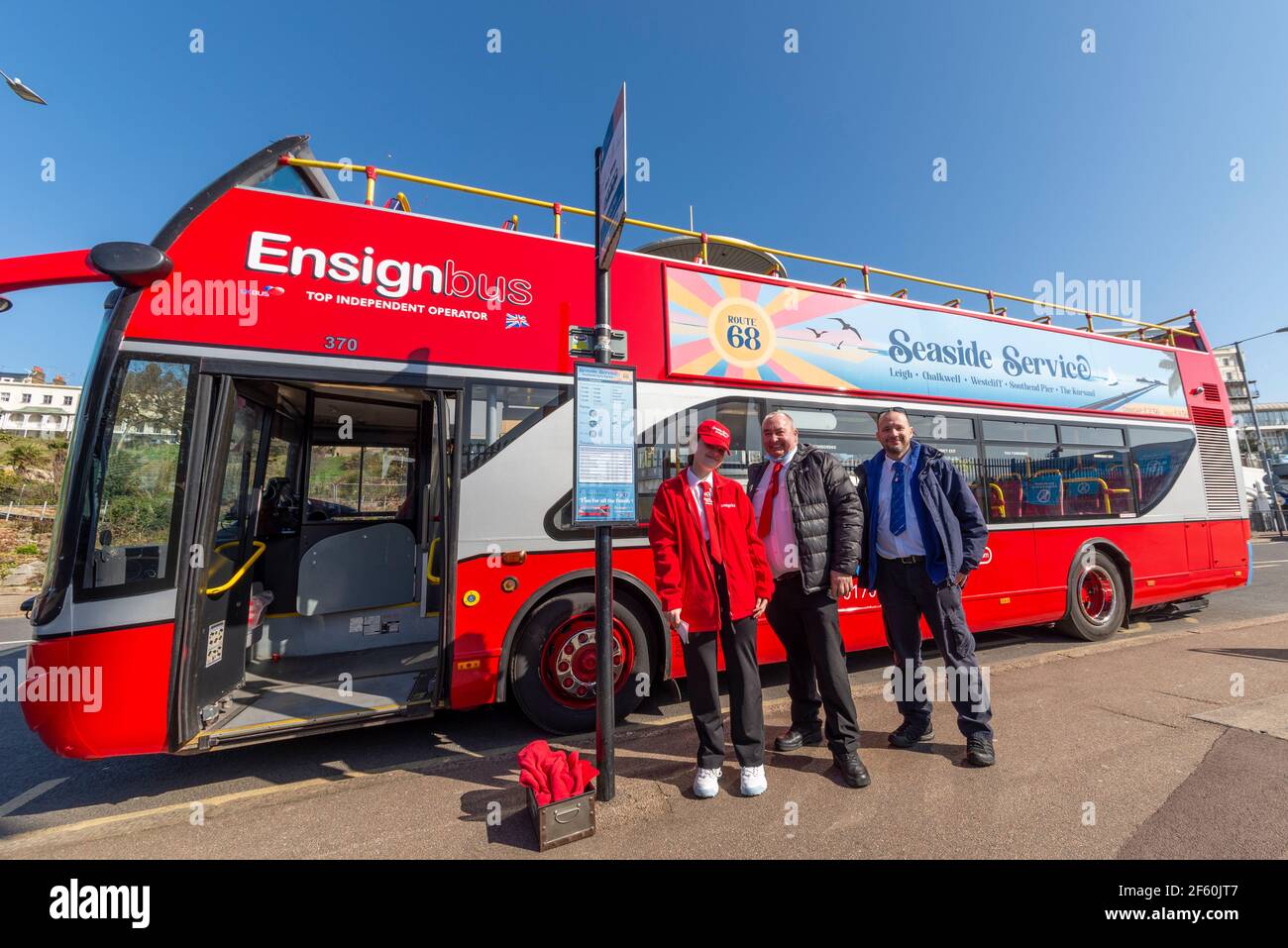 Southend on Sea, Essex, Großbritannien. März 2021. Der erste Tag der Lockerung der Sperre in Großbritannien hat sich in einen hellen und sonnigen Tag verwandelt, obwohl er kühl bleibt. Ensignbus haben ihren offenen Busservice am Meer „Seaside Service“ aufgenommen Stockfoto