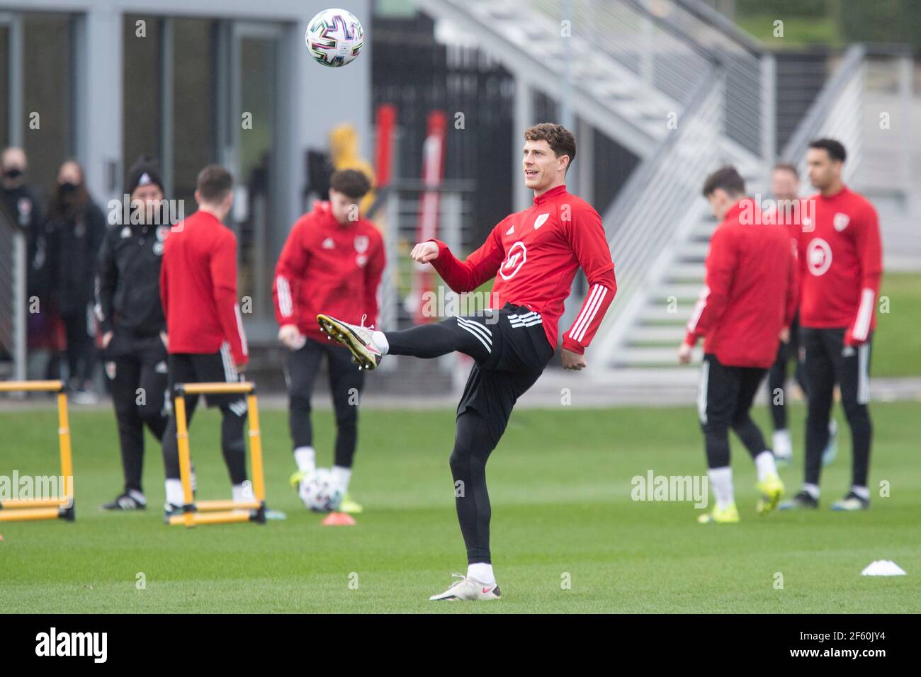 Hensol, Wales, Großbritannien. März 2021, 29th. James Lawrence beim Training der walisischen Fußballnationalmannschaft im Vale Resort vor dem WM-Qualifikationsspiel gegen Tschechien. Kredit: Mark Hawkins/Alamy Live Nachrichten Stockfoto
