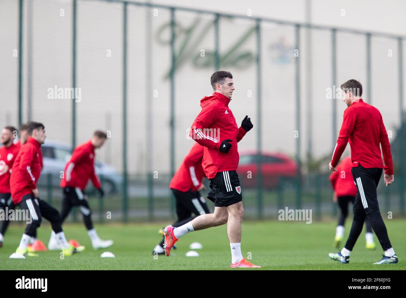 Hensol, Wales, Großbritannien. März 2021, 29th. Tom Lawrence während des Trainings der walisischen Fußballnationalmannschaft im Vale Resort vor dem WM-Qualifikationsspiel gegen Tschechien. Kredit: Mark Hawkins/Alamy Live Nachrichten Stockfoto