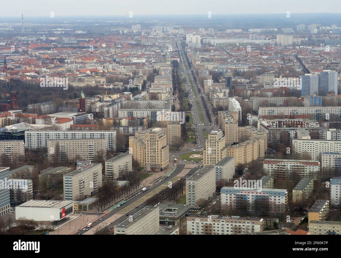 Berlin, Deutschland. März 2021, 23rd. Blick vom Fernsehturm am Alexanderplatz auf die östliche Innenstadt mit der Karl-Marx-Allee in Richtung Frankfurter Allee, das Kino International sowie Wohn- und Geschäftshäuser in Mitte und Friedrichshain. Quelle: Soeren Stache/dpa-Zentralbild/ZB/dpa/Alamy Live News Stockfoto