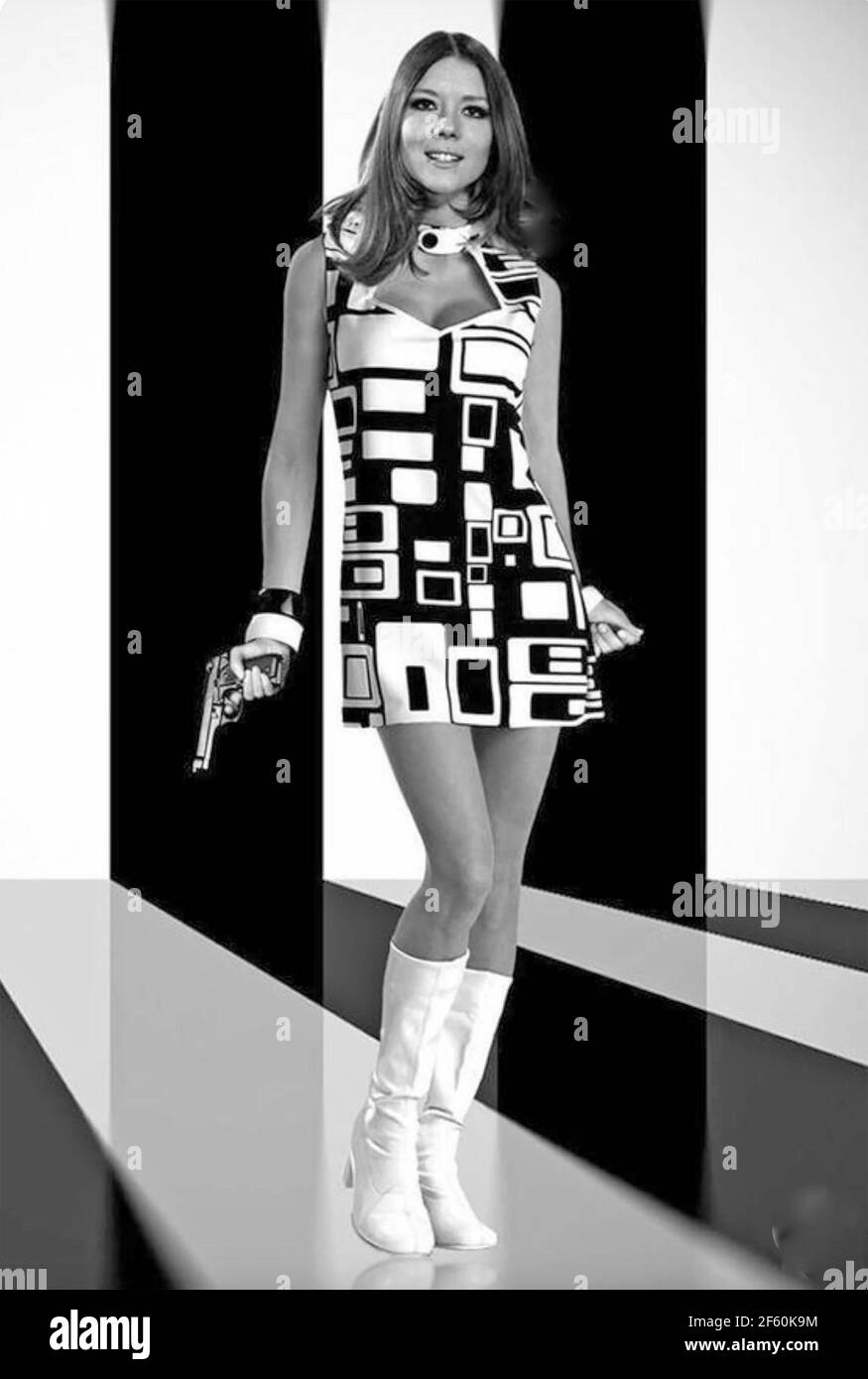 DIANA RIGG (1938-2020) Englische Film- und Fernsehschauspielerin um 1967 Im Fashion-Stil von Emma Peel von The Avengers Stockfoto
