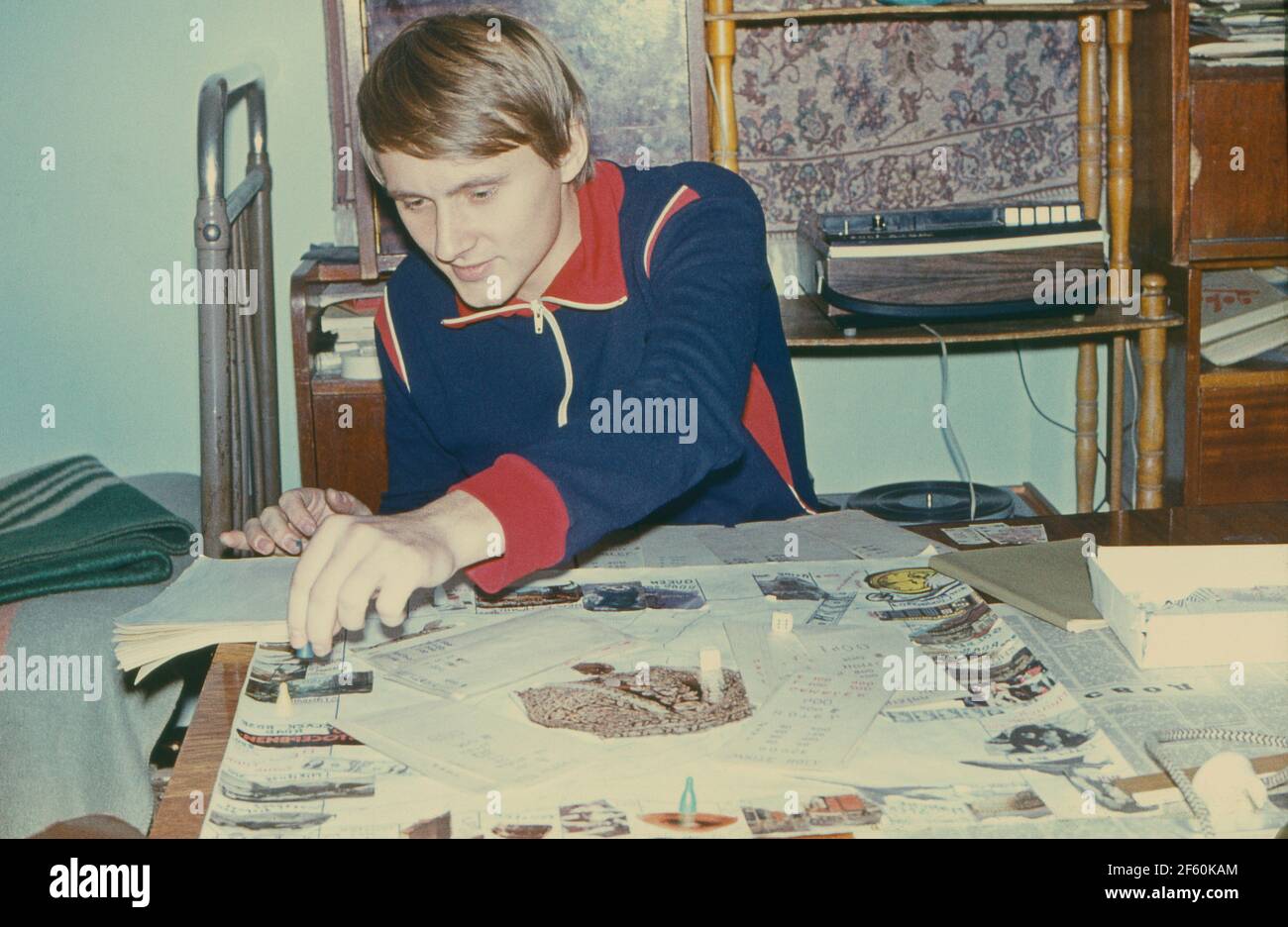 Vintage-Porträt von glücklichen und jungen sowjetischen Studenten spielen Monopolspiel in Dniepropersovsk State University Campus Zimmer, UdSSR, um 1980 Stockfoto