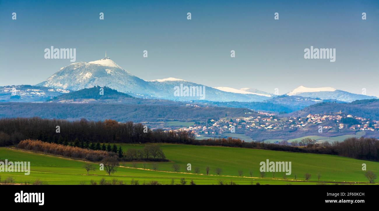 Vulkanische Chaine des Puys im Winter , Naturpark der Vulkane der Auvergne, Puy de Dome, Auvergne-Rhone-Alpes, Frankreich Stockfoto