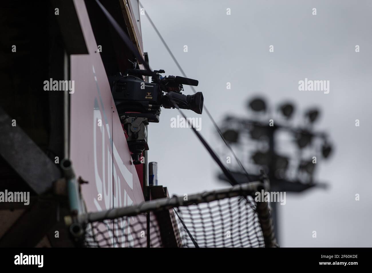 TV-Kamera auf der Gantry im Fußballstadion mit Flutlicht in Hintergrund Stockfoto