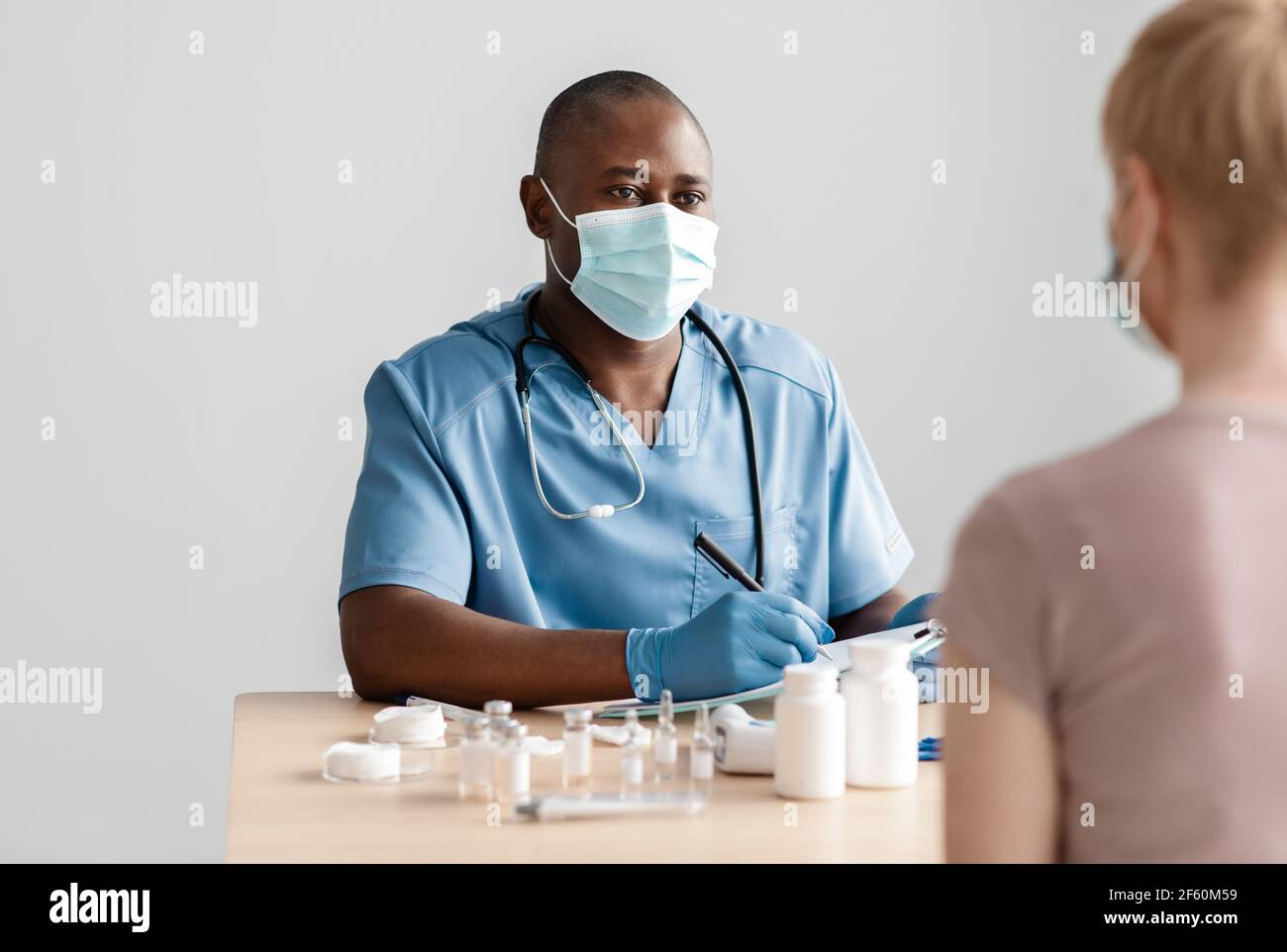 Beratung mit medizinischem Personal, Gesundheitsschutz und Immunisierung gegen covid-19 Stockfoto