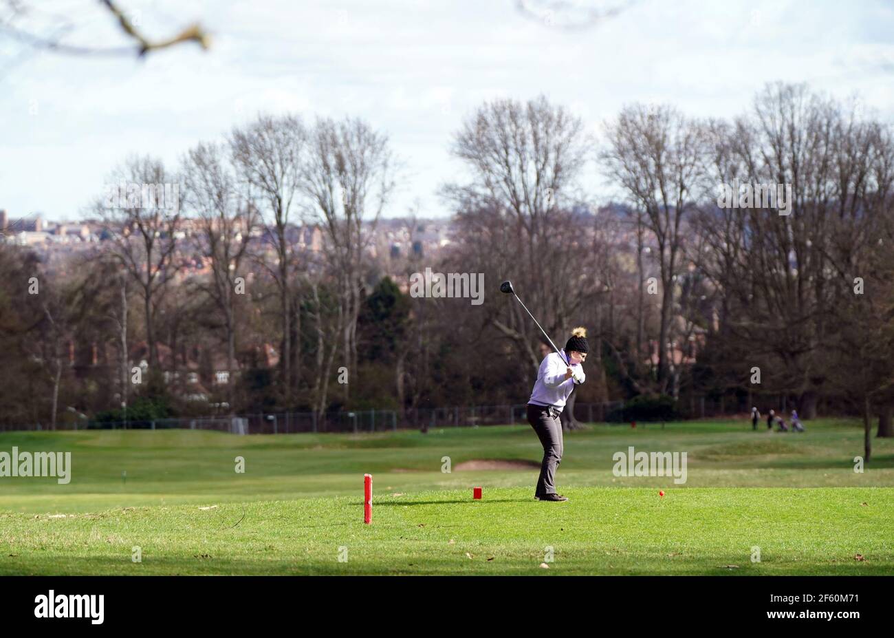 Golfer im Wollaton Hall Golf Club, Nottingham, nach der Lockerung von Englands Lockdown, um viel mehr Freiheit im Freien zu ermöglichen. Bilddatum: Montag, 29. März 2021. Stockfoto