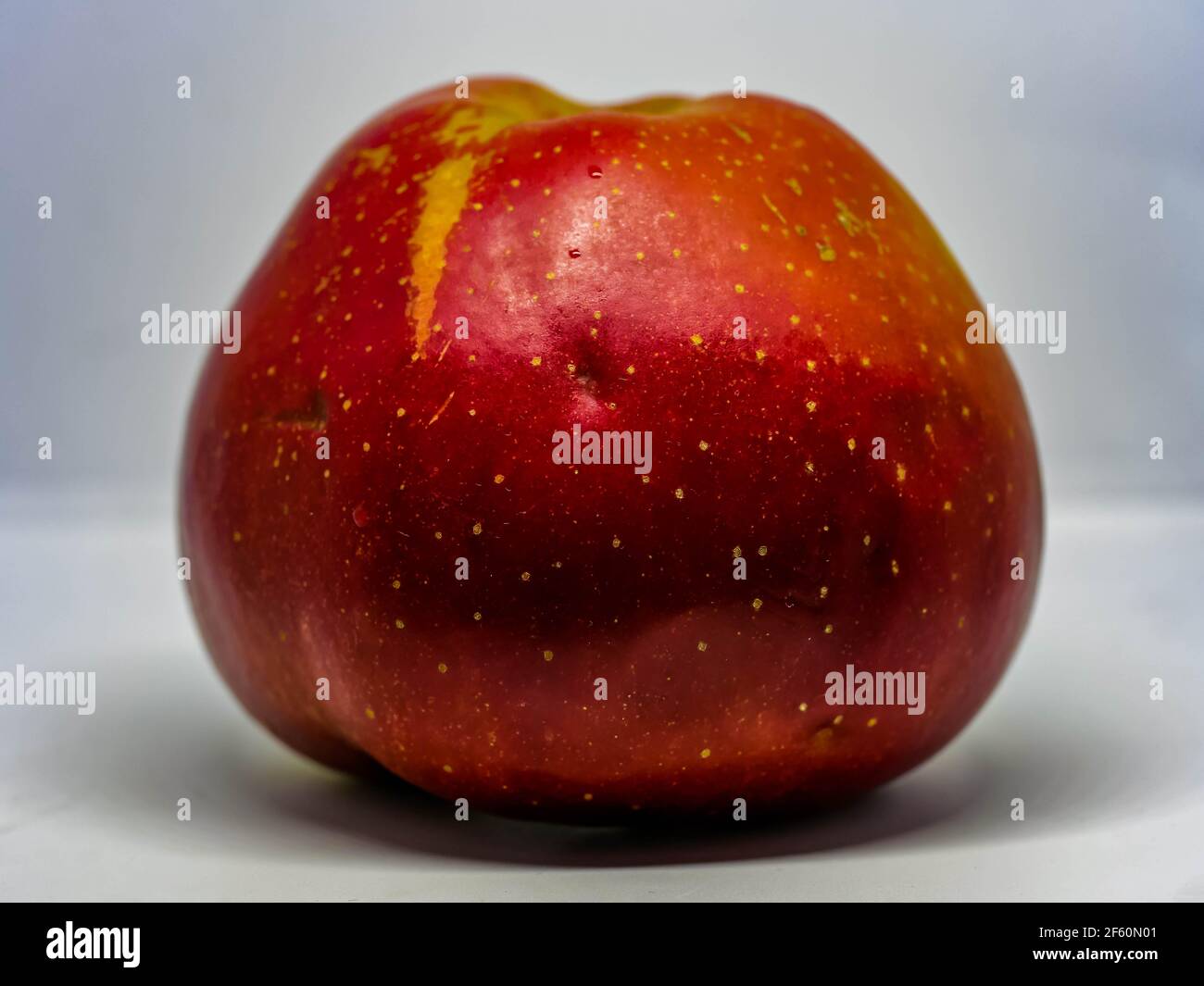 Set von frischen ganzen und schneiden Apfel und Scheiben isoliert auf weißem Hintergrund. Stockfoto