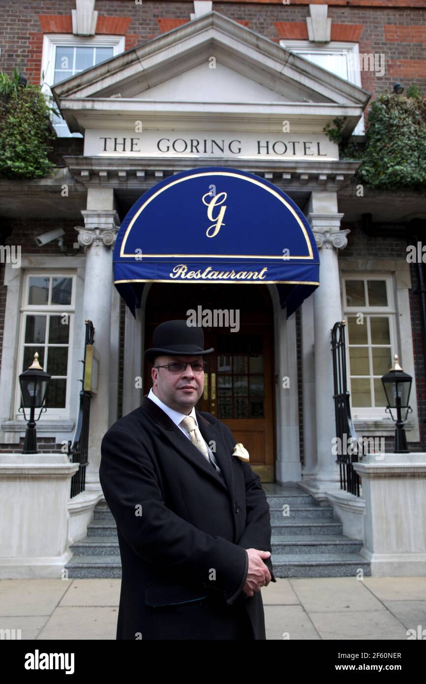 21. April 2011. London, England. "Rupert", einer der Portiers im Goring Hotel, wo die Familie Middleton vor dem Roya übernachten wird Stockfoto