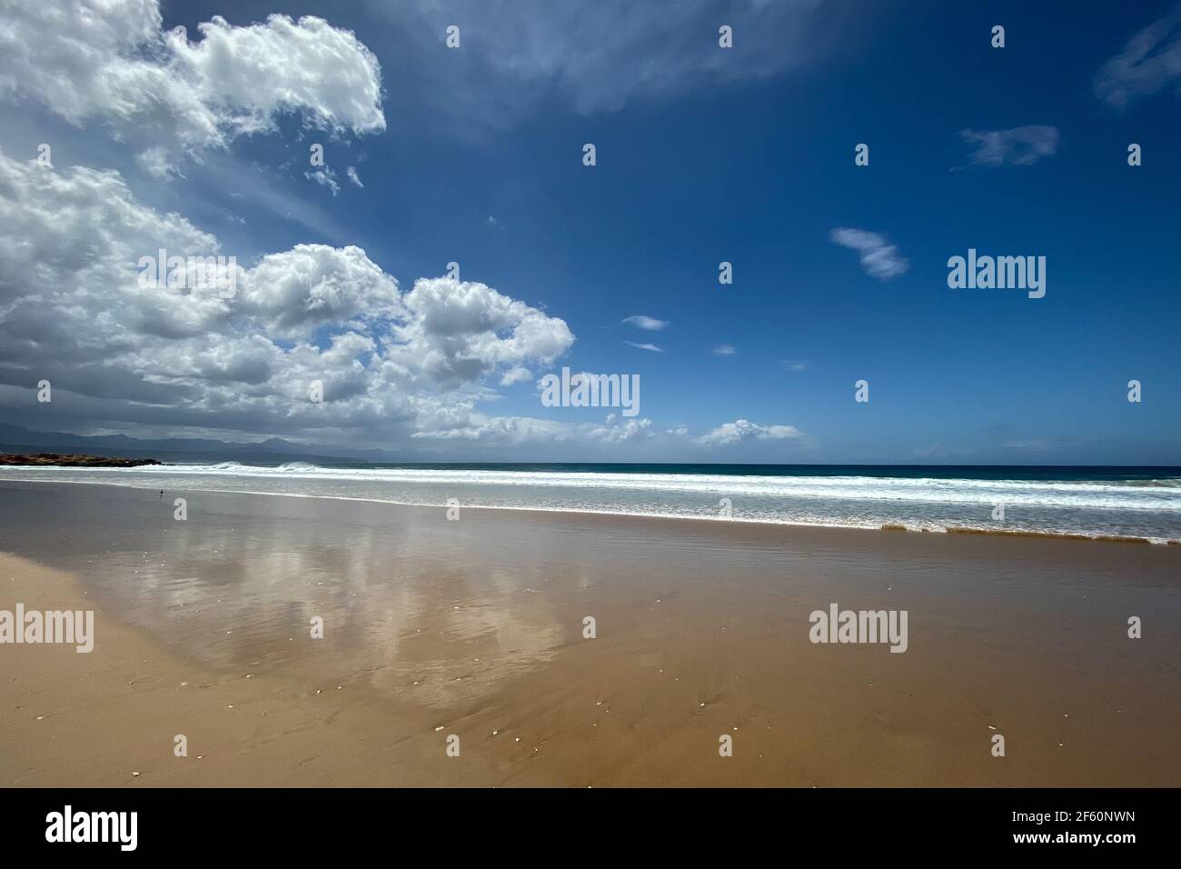 Landschaftlich schöner Blick auf den Plettenberg Bay Beach, Südafrika gegen blauen Himmel mit Wolken Stockfoto