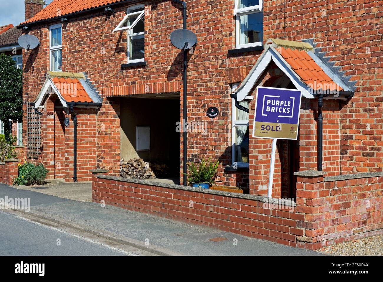 Haus mit verkauftem Schild im Dorf Barmby-on-the-Marsh Stockfoto