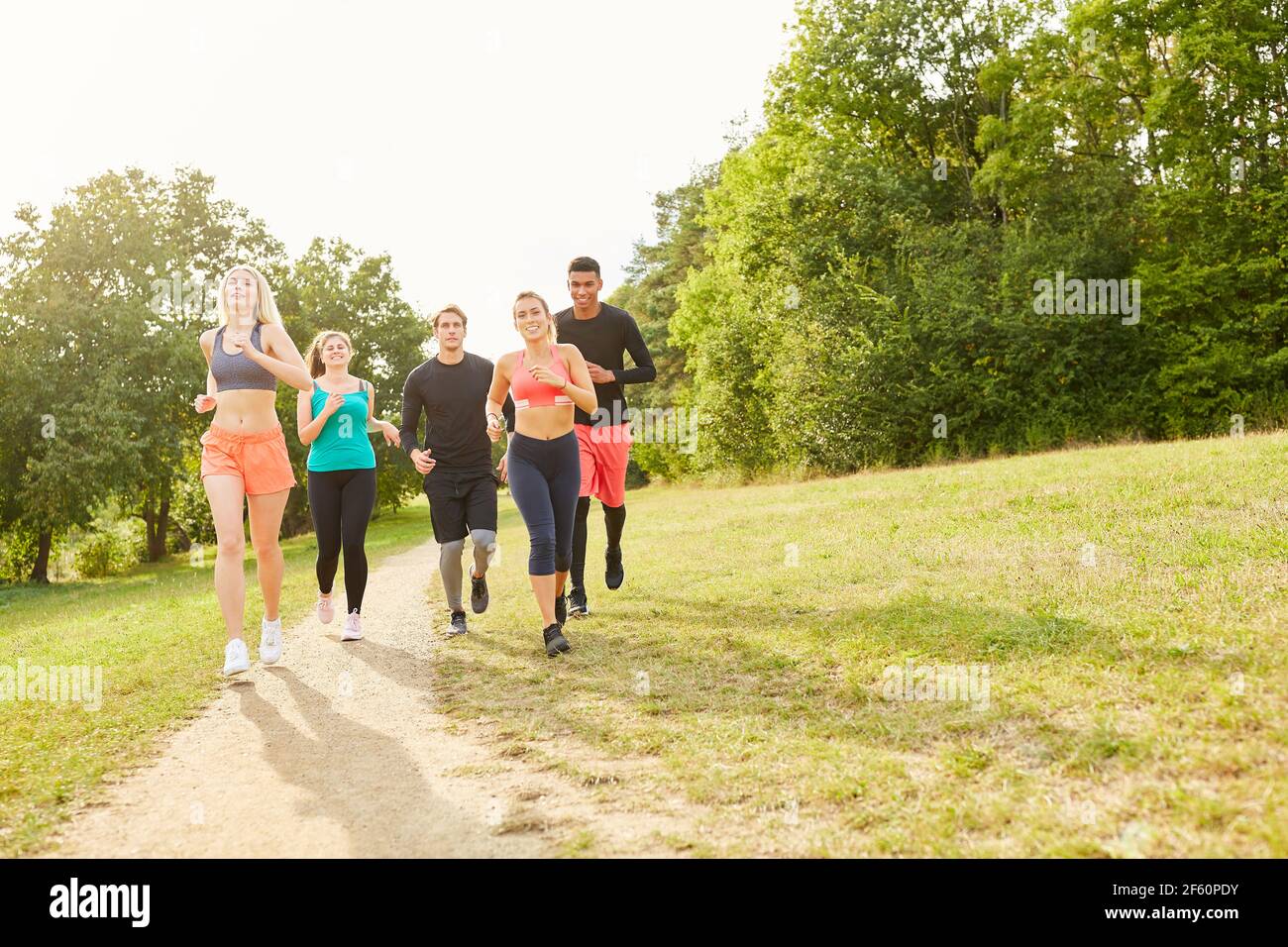 Junge Menschen trainieren gemeinsam Ausdauer beim Joggen im Freien Der Park Stockfoto