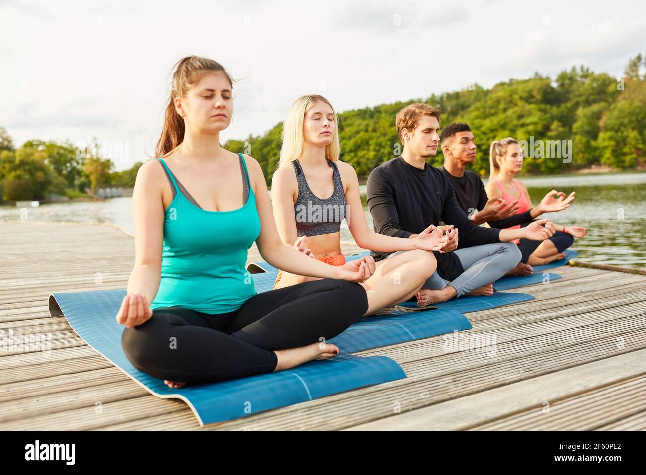 Jugendliche machen Zen-Meditation im Yoga-Kurs in der Natur Im Sommer Stockfoto