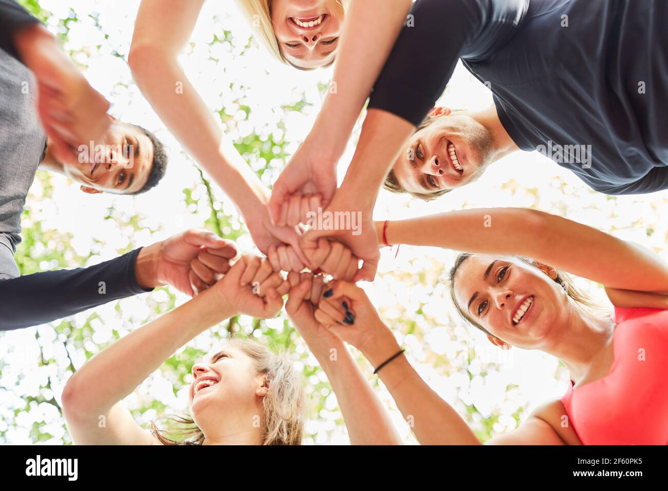Gruppe von Freunden grüßen einander mit ihren Fäusten als Teambuilding in der Natur Stockfoto