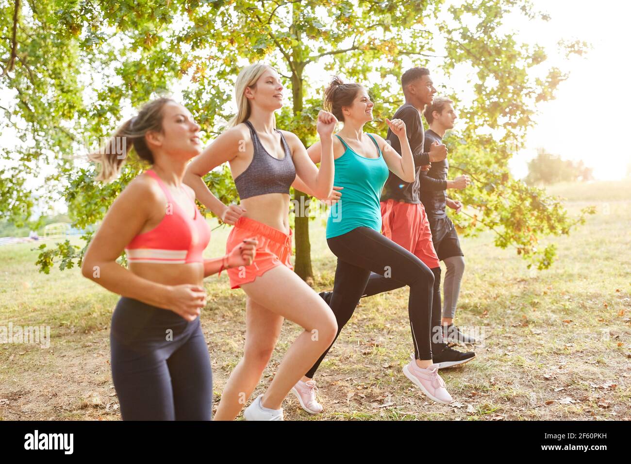 Gruppe von jungen Menschen, die Fitness-Lauftraining in der Natur Im Sommer für Ausdauer Stockfoto