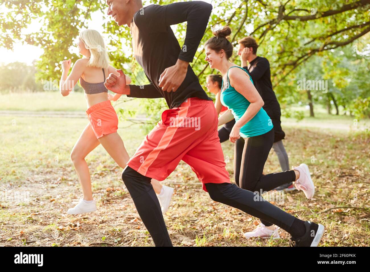 Gruppe von Freunden Joggen in der Natur tun einen Sprint während Sport Stockfoto