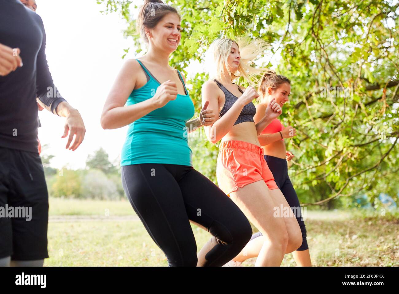 Gruppe von jungen Menschen Joggen zusammen in der Natur für Ausdauer Und Gesundheit Stockfoto