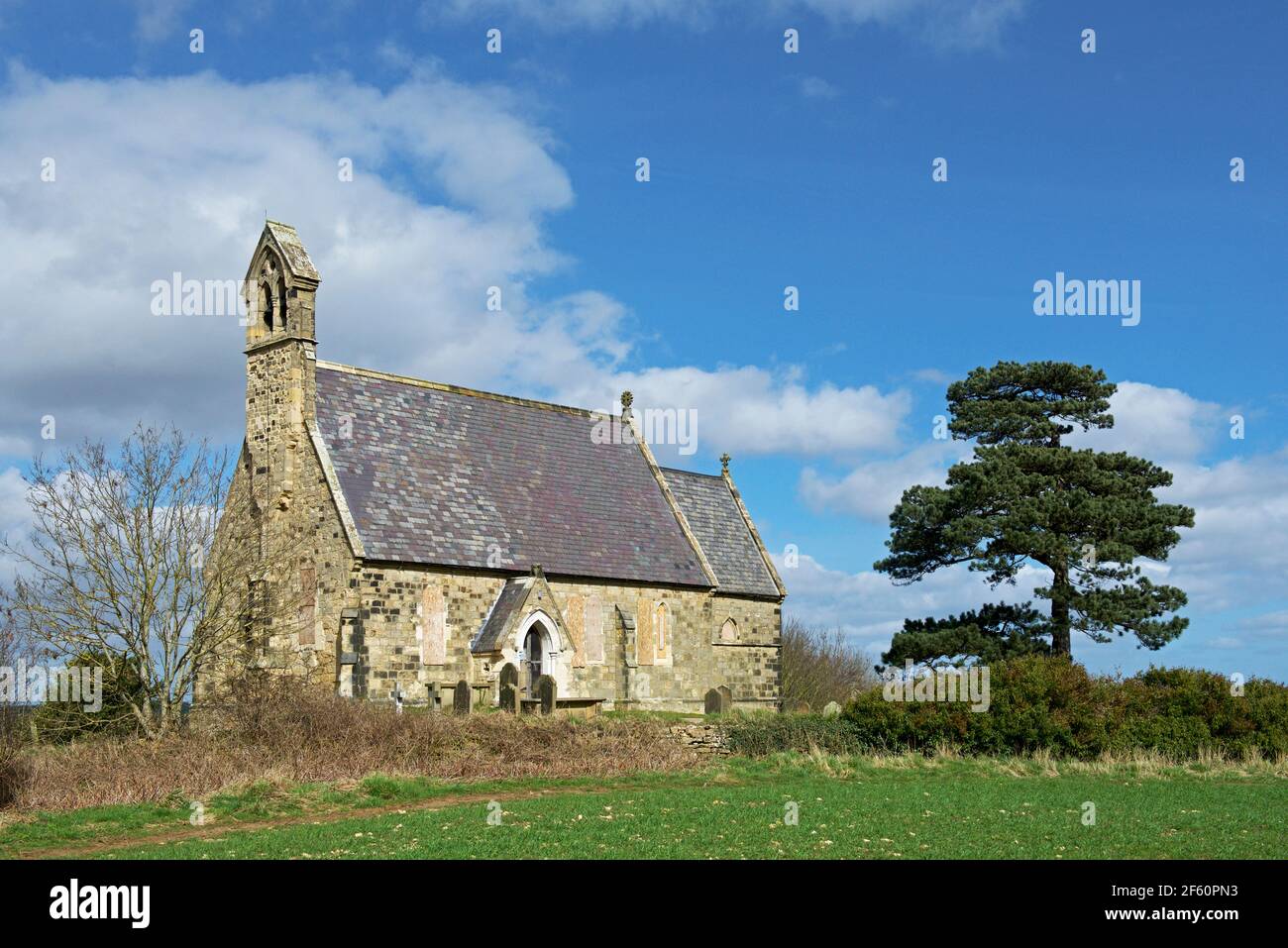 All Saints Church (mit vertauften Fenstern), im Dorf Burythorpe, North Yorkshire, England, Großbritannien Stockfoto