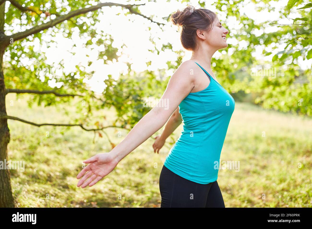 Glückliche junge Frau atmen frische Luft während Stressabbau Training In der Natur Stockfoto