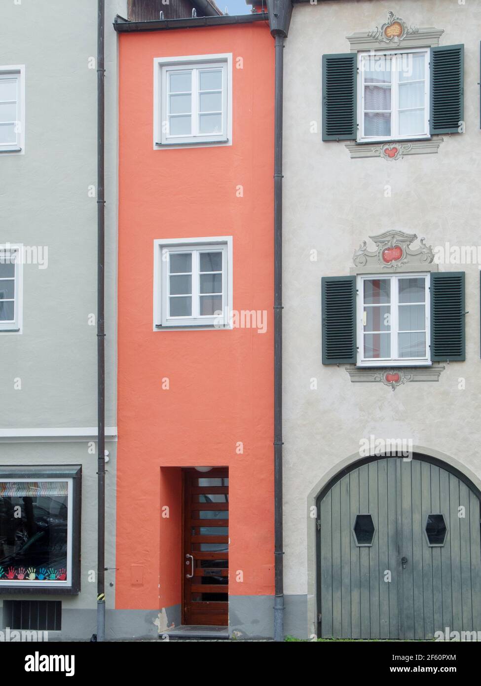 Frontalansicht einer sehr schmalen Hausfassade im bayerischen Füssen. Stockfoto