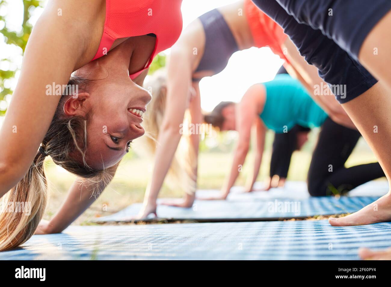 Junge Frau trainiert die gesunde Kurve für den Rücken hinein Der Wellness-Yoga-Kurs Stockfoto