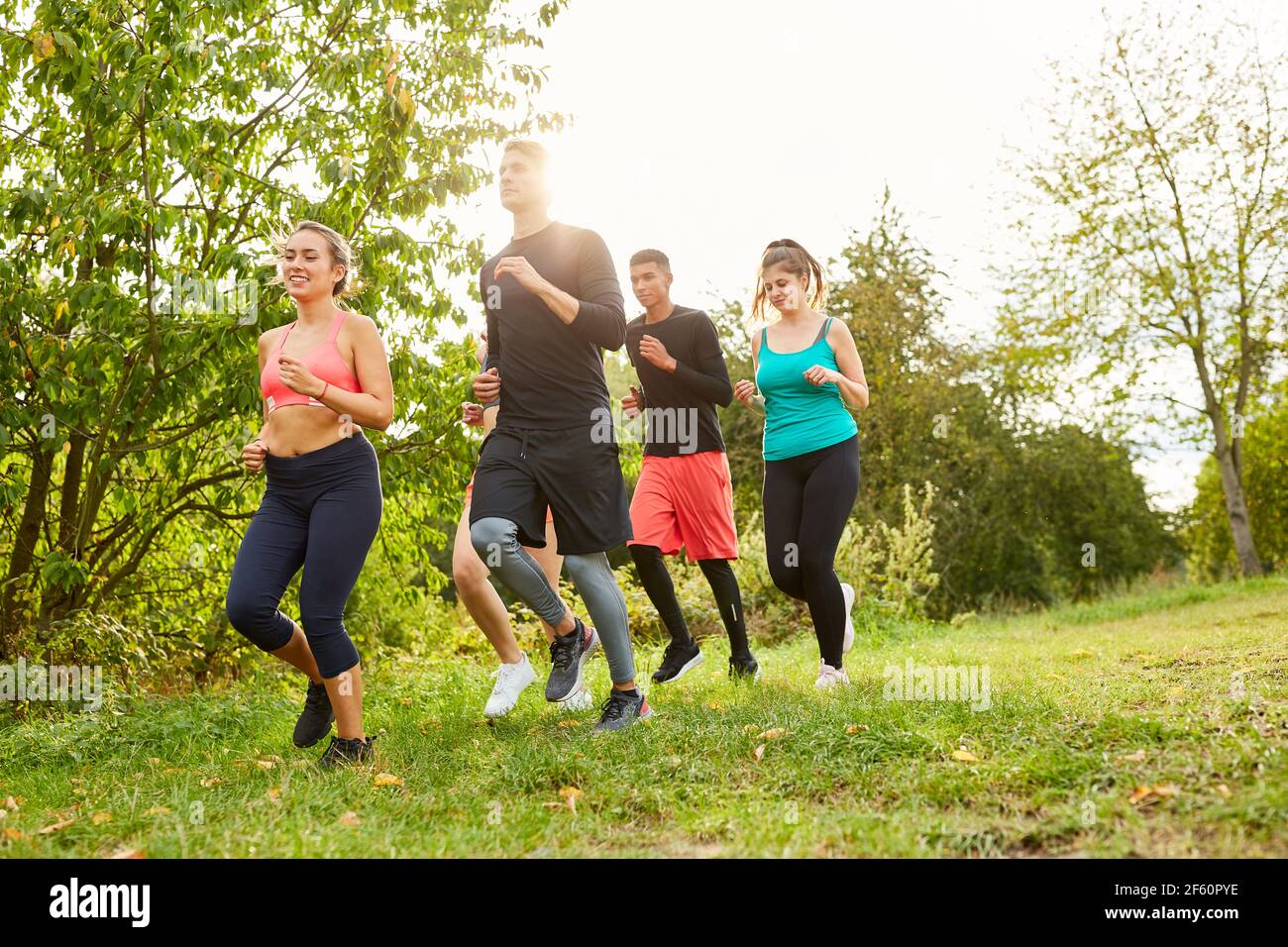 Eine Gruppe junger Menschen trainiert Ausdauer und Fitness beim Joggen In der Natur Stockfoto