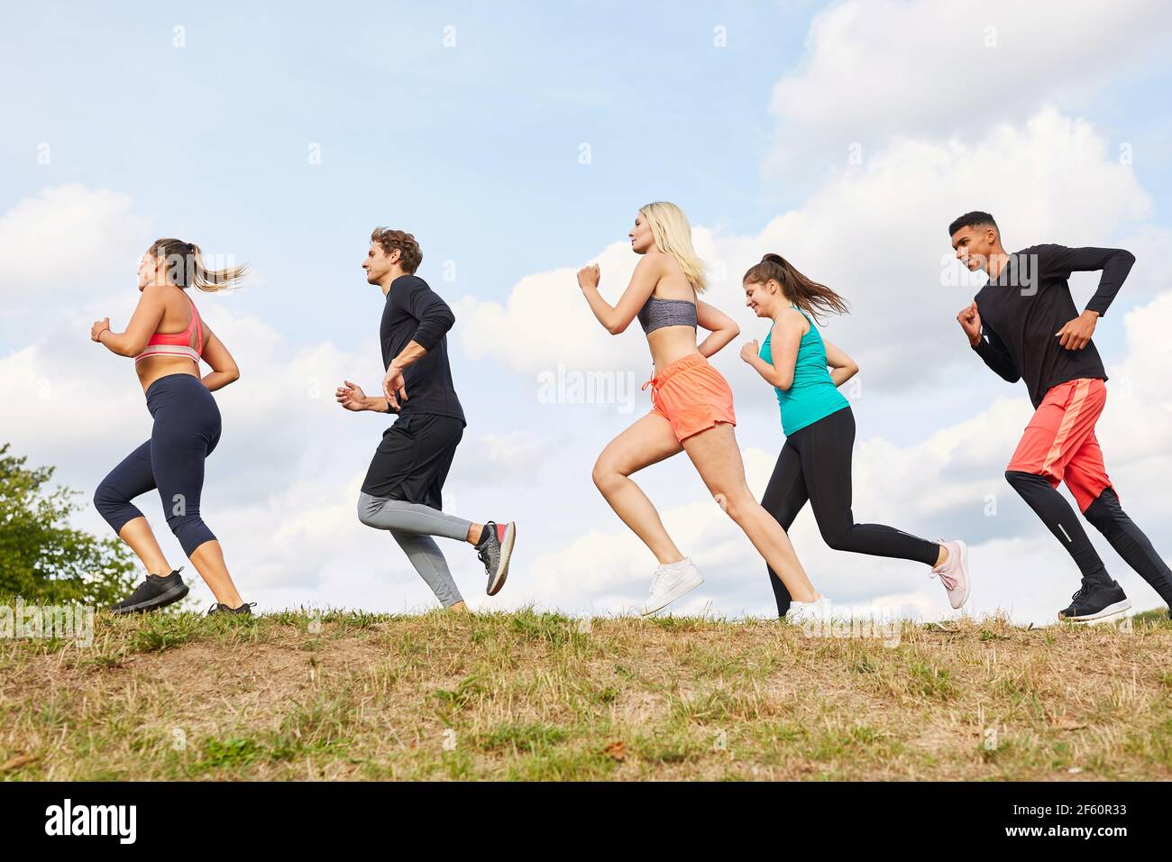 Gruppe von Freunden Joggen für Ausdauer und Fitness in der Natur Im Sommer Stockfoto
