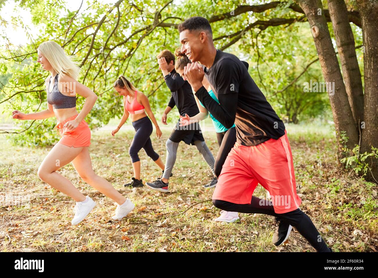 Junge Leute laufen im Sommer in der Natur für Fitness Und Ausdauer Stockfoto