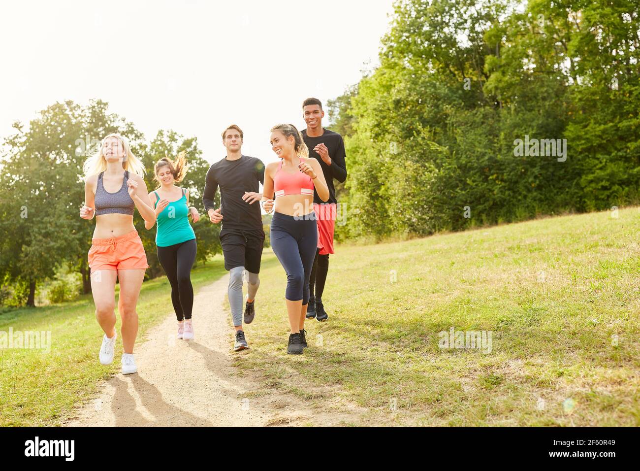 Gruppe von Freunden joggen im Sommerpark für die Gesundheit und Ausdauer Stockfoto