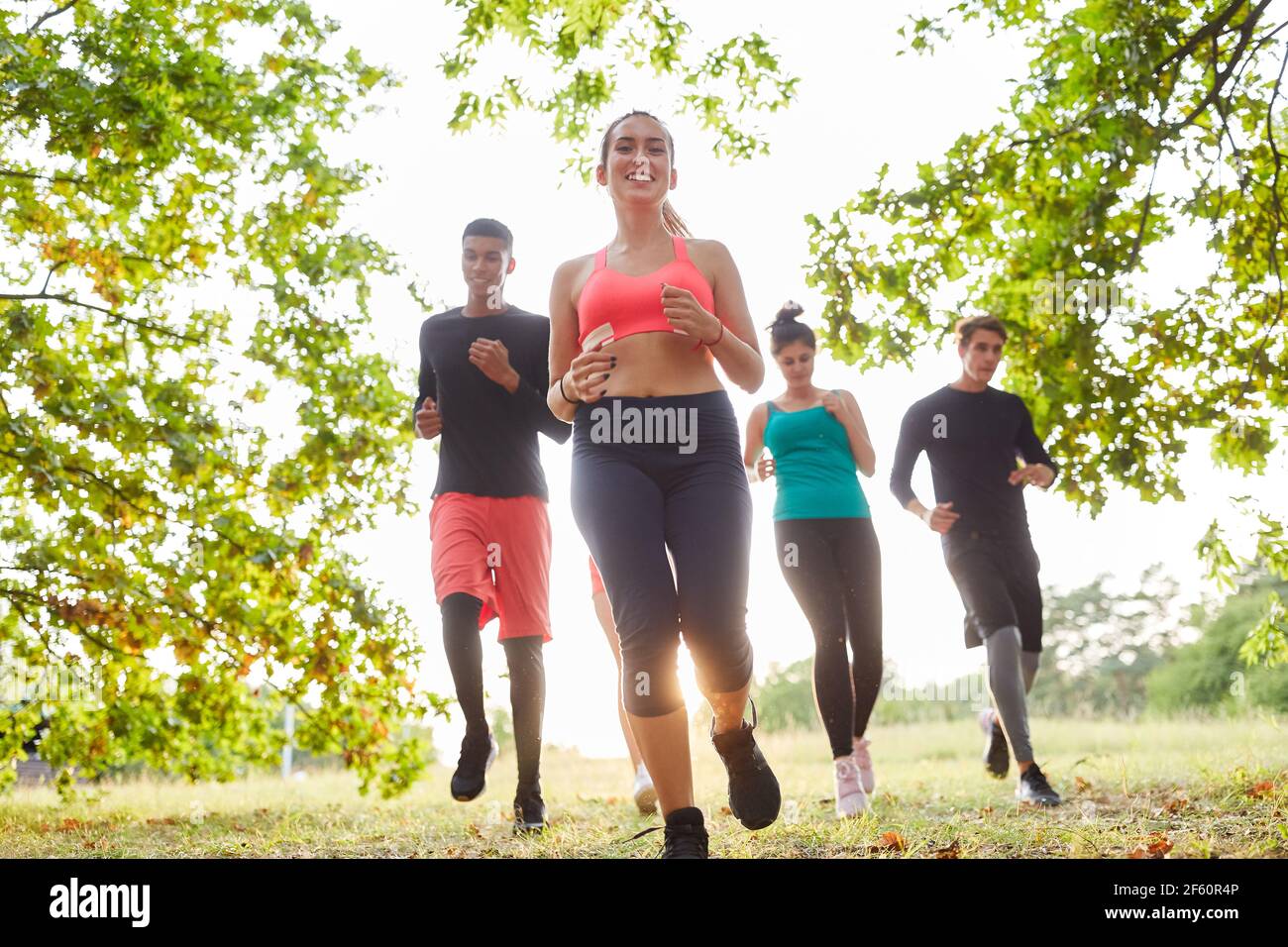 Eine Gruppe von Freunden tun gesunde Jogging-Training zusammen in der Natur Im Sommer Stockfoto
