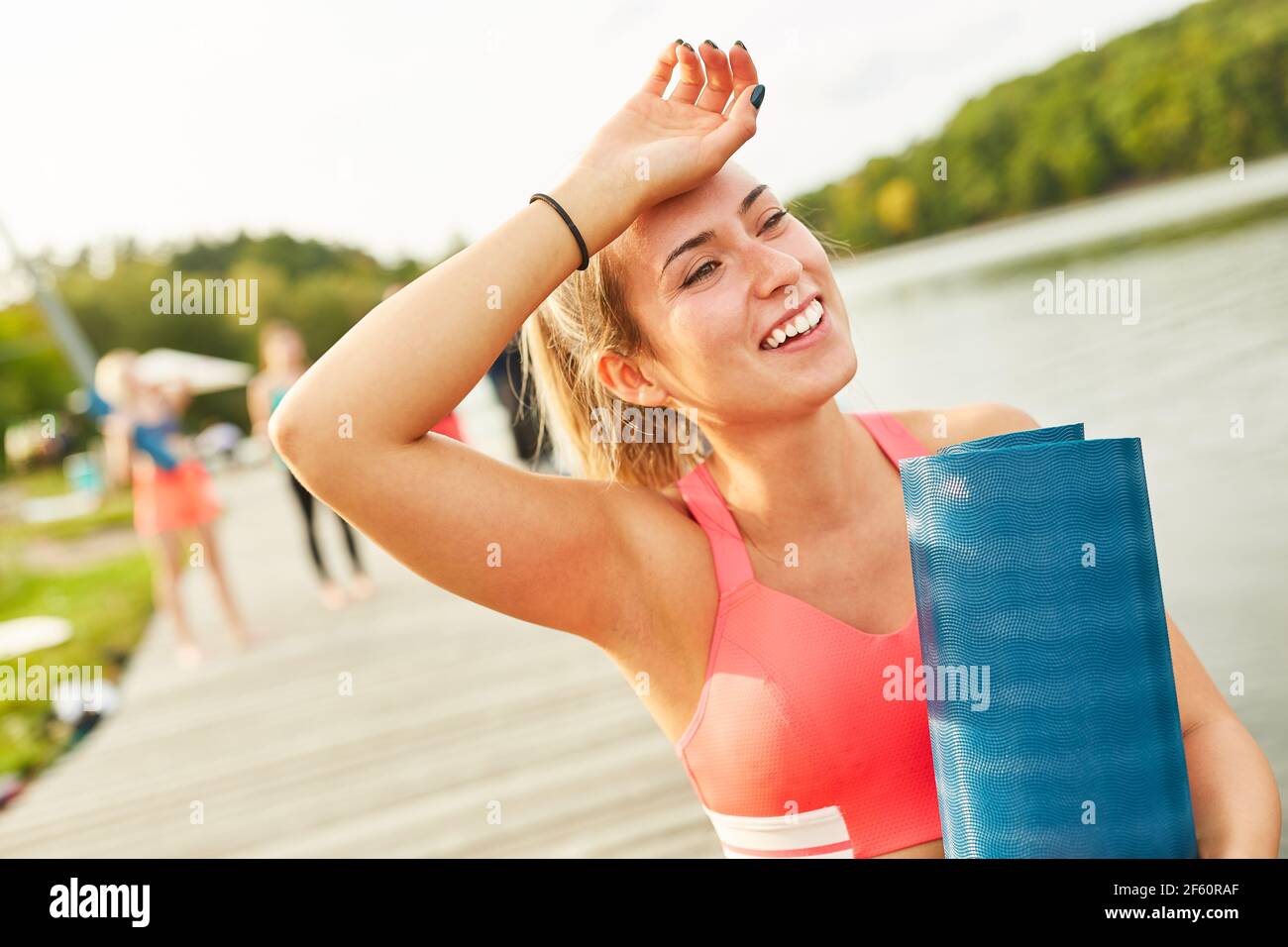 Erschöpfte junge Frau nach einem Fitnesskurs im Wellnessurlaub In der Natur Stockfoto