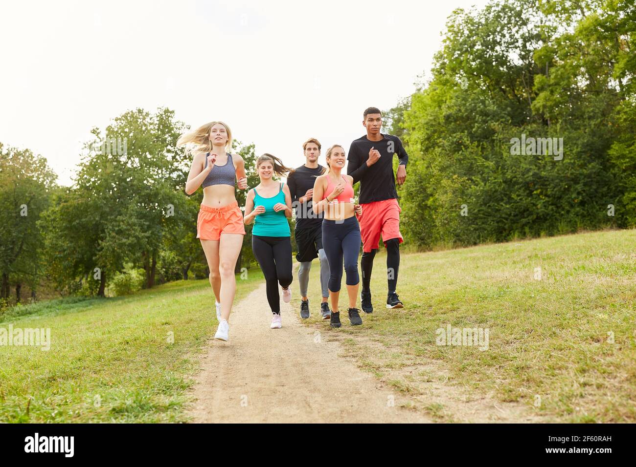 Gruppe von Freunden als Team Joggen für Fitness und Gesundheit in der Natur Stockfoto