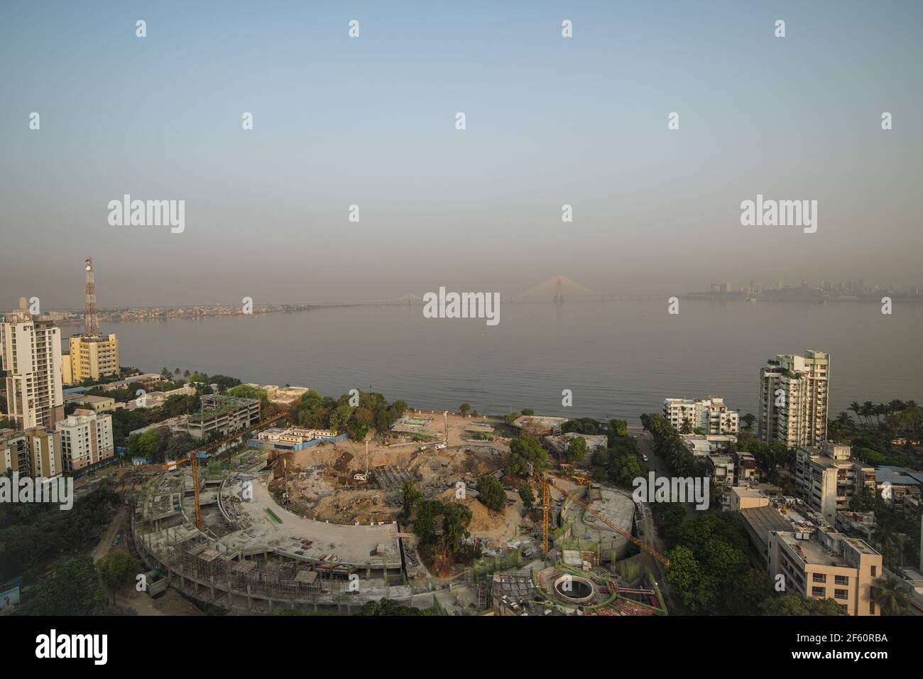 Mumbai, Maharashtra, Indien - 03 20 2021 Bandra–Worli Sea Link Sky Blick vom Shivaji Park am Morgen Stockfoto