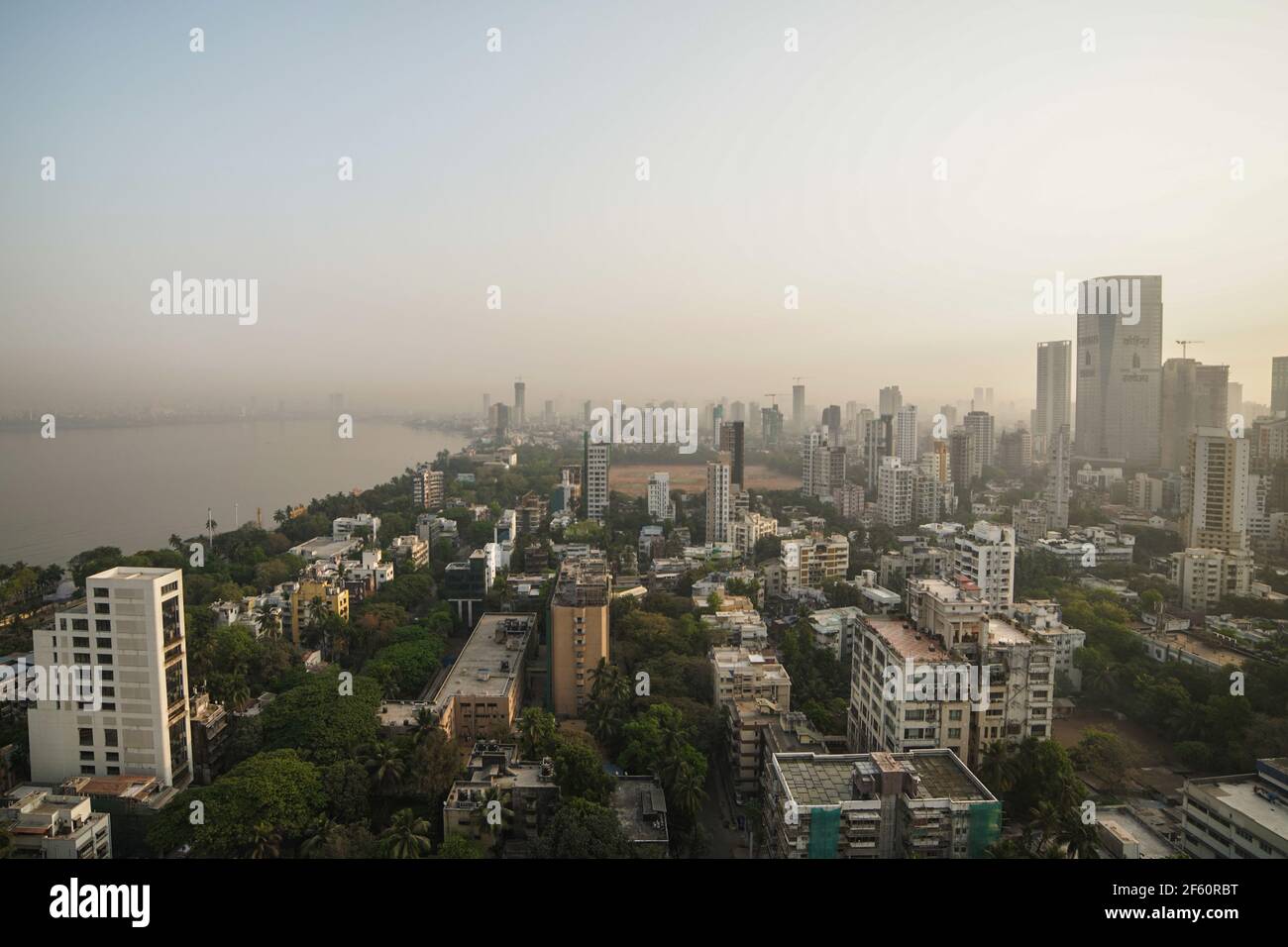 Mumbai, Maharashtra, Indien - 03 20 2021 Bandra–Worli Sea Link Sky Blick vom Shivaji Park am Morgen Stockfoto