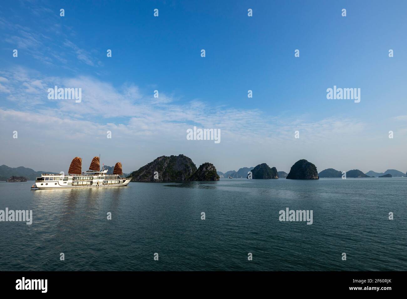 asien, asiatisch, Bucht, Boot, Boote, Küste, Kreuzfahrt, Ziel, berühmt, ha lange Bucht, halong Bay, Insel, lan ha Bay, Landschaft, Berg, Berge, natura Stockfoto