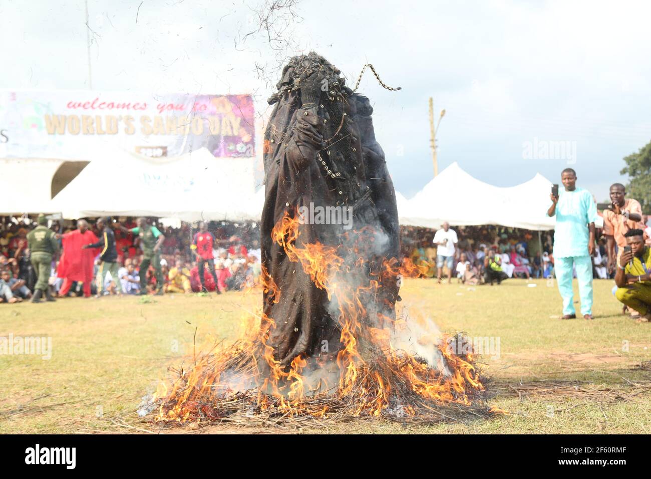 Danafojura Masquerade präsentiert seine magische Kraft während des World Sango Festivals, Oyo State, Nigeria. Stockfoto