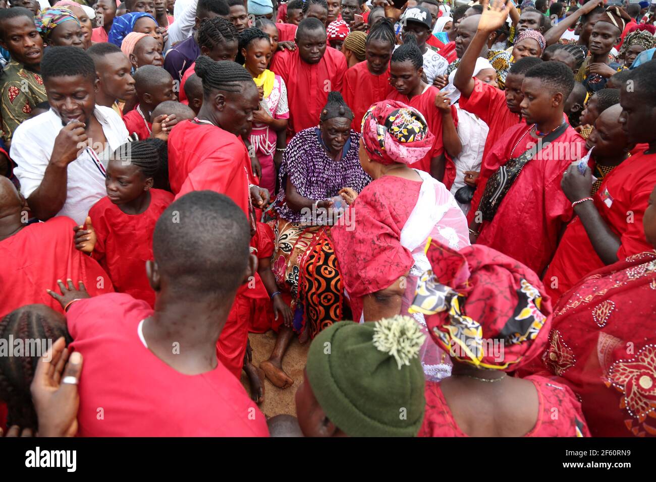 Ehefrau von Alaafin, die Elegun Sango während des World Sango Festivals Trinkwasser anbietet. Stockfoto