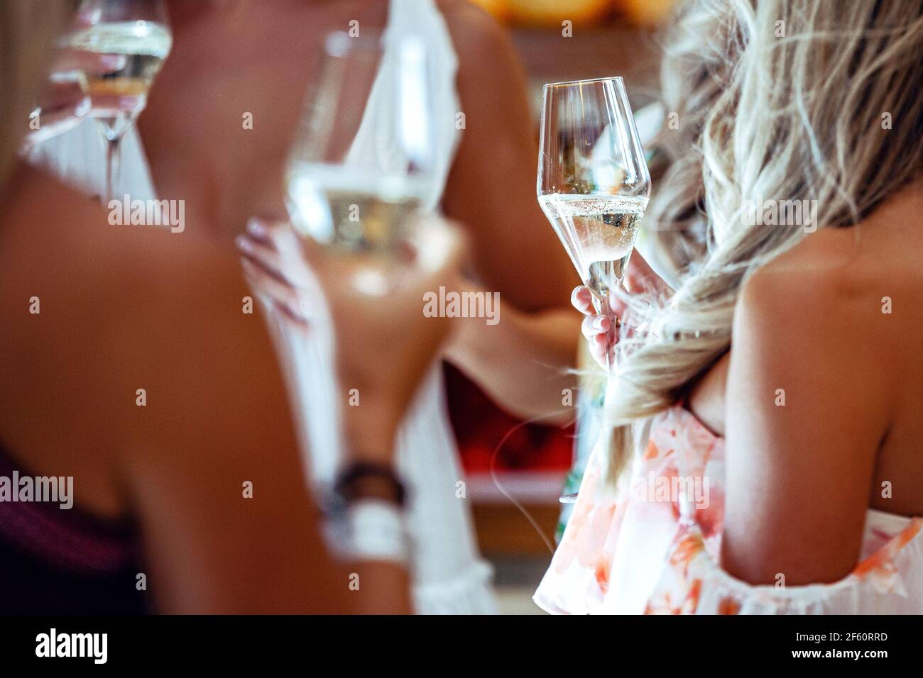 Damenhänden mit Gläsern Champagner. Wein in einer Glas-Nahaufnahme Stockfoto