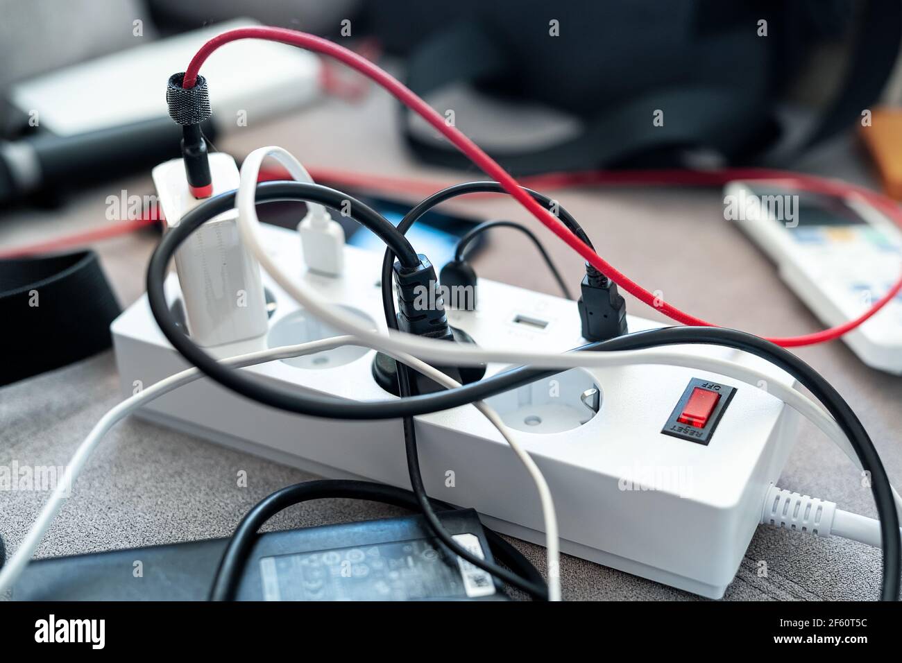 Überlastete Steckdose Stecker Extendion zu Hause. Kabelsalat von Haushaltsgeräten und verstörten Gadgets Stockfoto