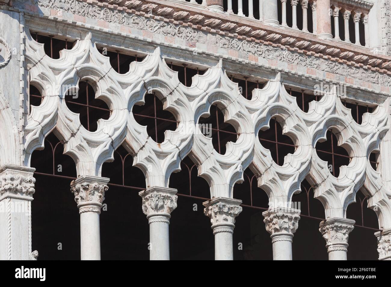Nahaufnahme der gotischen Architektur in Venedig mit traditionellen Steinbögen aus Trefoil und Quatrefoil-Fenstern. Fassade des Ca d Oro Palastes am Canal Grande. Stockfoto