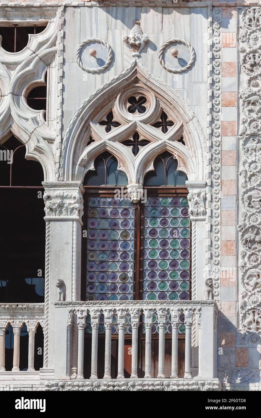 Traditionelle gotische Architektur in Venedig. Nahaufnahme des Balkons an der Fassade des Ca d Oro Palace am Canal Grande. Stockfoto