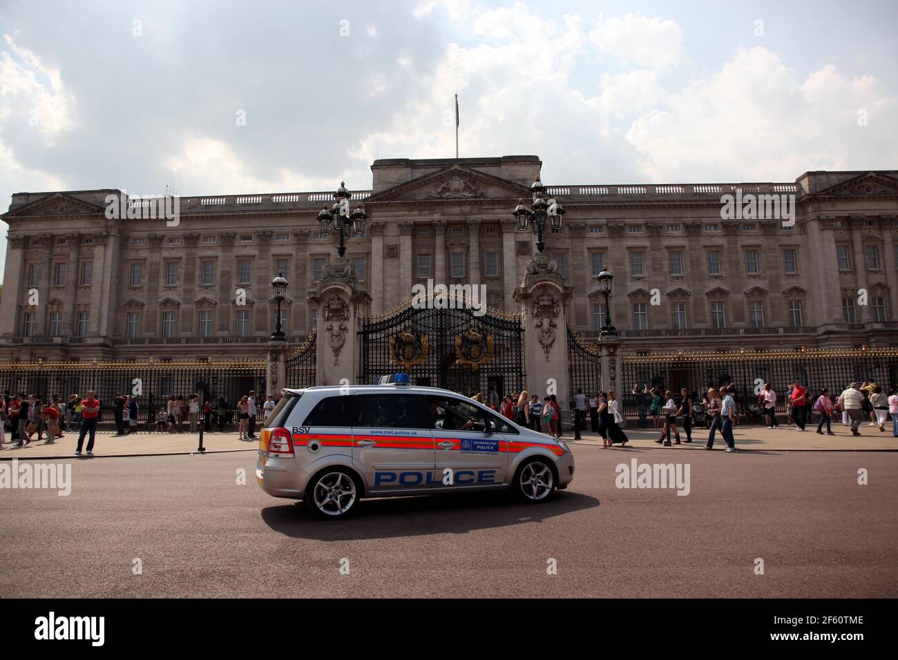 21. April 2011. London, England. Die Polizei patrouilliert vor dem Buckingham Palace inmitten strenger Sicherheit im Vorfeld von Catherine Middletons Ehe mit Prince Stockfoto