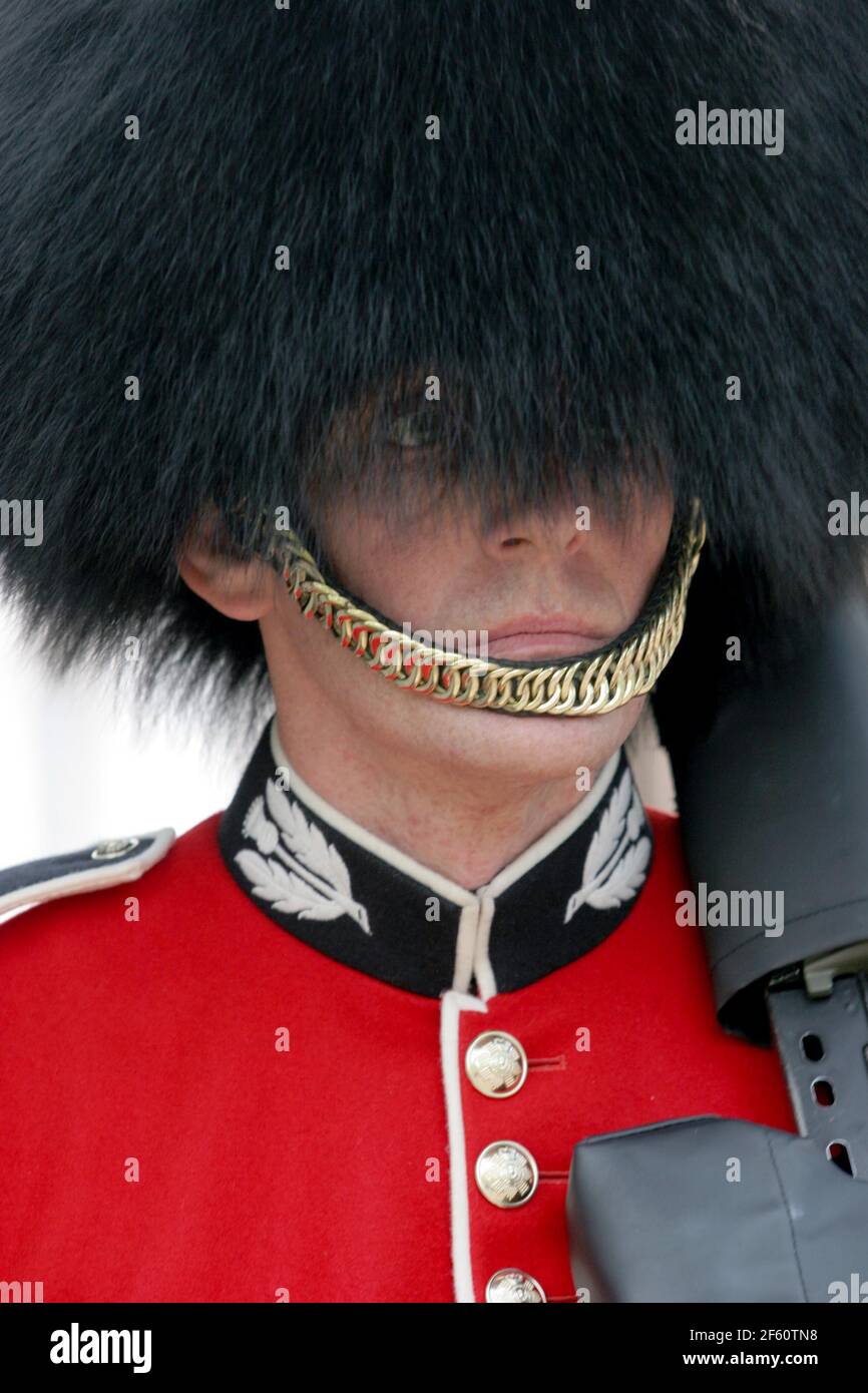 21. April 2011. London, England. Eine königliche Fußwache, ein Mitglied der Schotten-Garde, steht vor Catherin im Wachdienst am Buckingham Palace Stockfoto