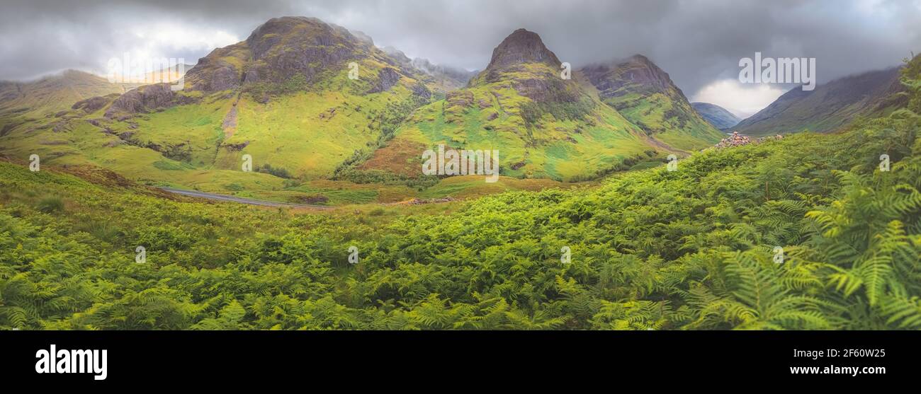 Moody Panorama blick auf die Berglandschaft des Three Sisters of Glencoe Valley in den schottischen Highlands, Schottland. Stockfoto