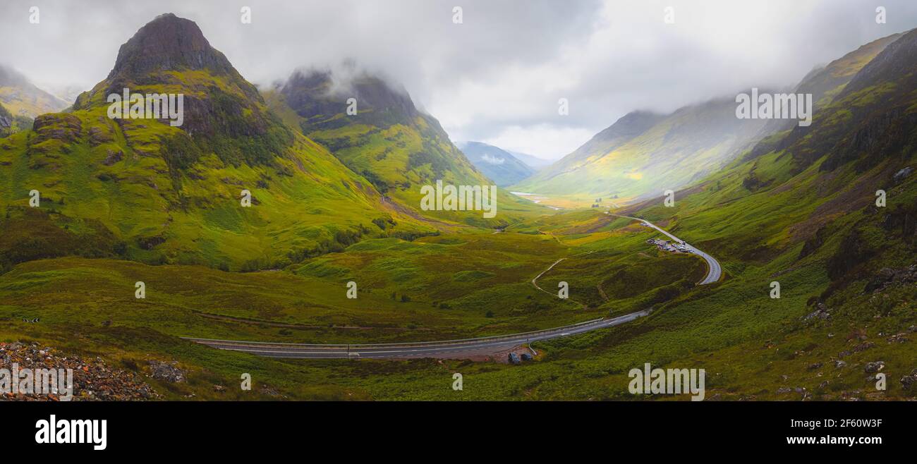 Stimmungsvolles Panorama blick auf die Berglandschaft des Three Sisters of Glencoe Valley in den schottischen Highlands, Schottland. Stockfoto